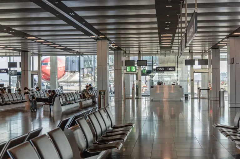 Lounge Day Pass vs Hotel Day Room - Airport Lounge Day Pass vs Hotel Day Room Cost Comparison USA
