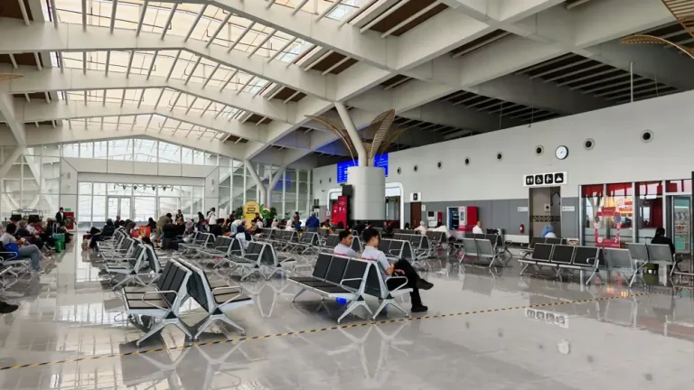 Layover Hotel vs Airport Sleep - Layover Hotel vs Sleeping in Airport Cost USA Europe Asia