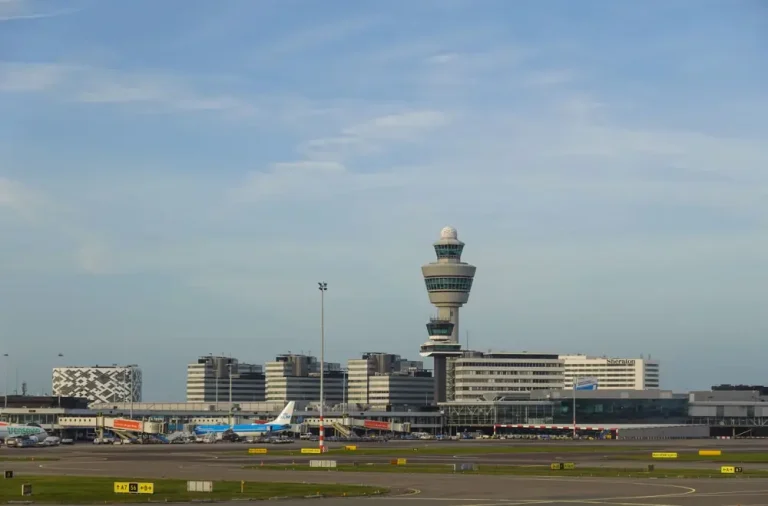 Schiphol YOTEL Cost - Schiphol YOTEL vs Airport Hotel Cost Amsterdam